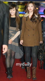 组图：张东健《武士》VIP首映 爱妻与众大腕助阵