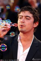 组图：爱娃助阵《沙漠驼影》首映 现场玩吹泡泡