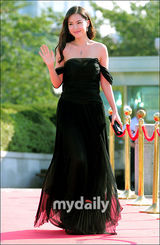 组图：朴有天闵孝琳等众星亮相首尔电视颁奖礼红毯