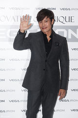 组图：韩星李秉宪身着干练西装出席活动