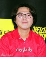 组图：韩女星宣传情色片 爆乳性感撑开拉链