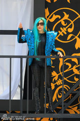 组图：Lady Gaga化身“蓝发魔女” 多伦多露天献唱