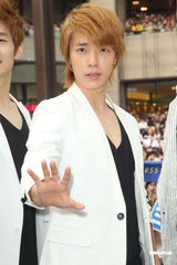 组图：SJ-M台北签唱会 兄弟情深互喂台湾小吃