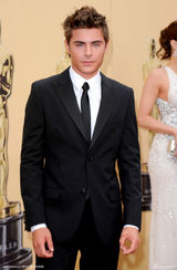 高清组图：奥斯卡红毯 扎克-艾弗隆“刺头”造型酷