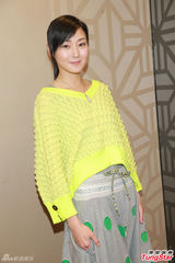 组图：万绮雯新剧大方搞抽奖 李思捷欲签李馨巧