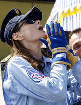 幻灯：法第一夫人慰问空军飞行队 着军装帅气十足