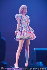 组图：西野加奈糖果色短裙俏皮 清唱粤语歌词