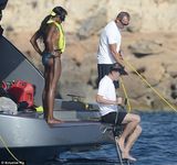 组图：名模娜奥米-坎贝尔度假 露恐怖发际线