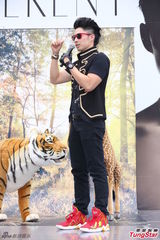 组图：吴建豪亮相签唱会 墨镜耍酷现场热舞