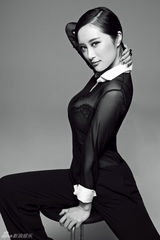 组图：李欣汝黑白写真曝光干练魅惑