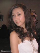 幻灯图：唐一菲引爆夏日裙装热情 绽放美丽俏佳人