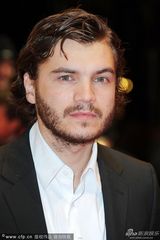 组图：《雪崩王子》首映 导演携主演亮相红毯