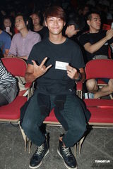 组图：黄贯中红馆卖力开唱 陈豪林保怡等助阵