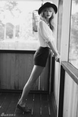 组图：斯威夫特新碟《Red》写真文艺复古范