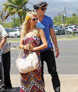 组图：帕丽斯花裙清凉甜蜜拍拖 被新欢搂腰秀幸福