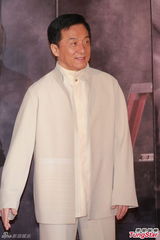 组图：成龙白衣亮相红毯 轻搂女伴小蛮腰