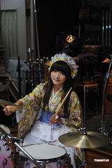 组图：人气美少女许雅涵代言萨克斯风大赛