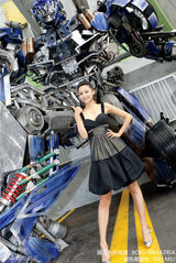 组图：张歆艺杂志大片美背丝滑长腿诱人