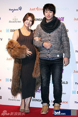 组图：韩星李珉廷秀香肩 泫雅等出席活动