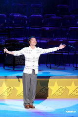 幻灯图：许志安同韩红红馆献唱 强调两人是兄妹