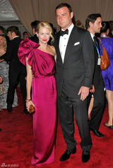 高清组图：纽约大都会庆典 娜奥米-沃茨夫妇秀恩爱