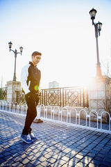 组图：田亮黑白潮装漫步街拍 享静好岁月