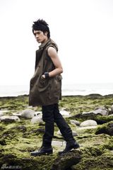 幻灯图集：何润东领衔当然娱乐艺人 演绎写真年历