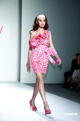 幻灯图集：桂纶镁斜肩裙美艳 蔡健雅宝蓝装优雅