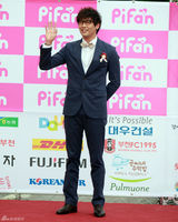 高清组图：秀爱黑礼服美艳电影节 申世京斜肩裙抢镜