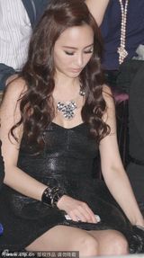 组图：关颖看秀露乳沟 玩自拍裙摆过短险走光