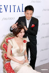 幻灯图：杨谨华性感半球代言 丁子高为其加冕献花