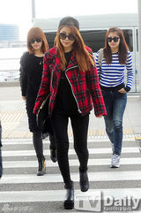 组图：韩团4minute赴港 戴墨镜埋头亮相机场