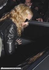 组图：麦当娜与小男友泡吧一脸甜笑 保镖开道气场足