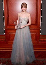 高清组图：泰勒-斯威夫特薄纱抹胸长裙清纯亮相