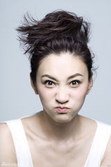 组图：李小冉鬼脸写真 颠覆形象俏皮卖萌