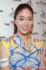 组图：邓九云被问绯闻显尴尬 称欣赏何韵诗真实