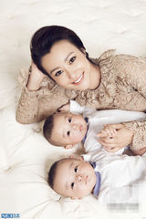 组图：郝蕾与双胞胎儿子拍写真尽显女人魅力