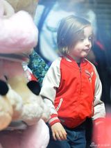 组图：朱莉带孩子们买玩具 龙凤胎儿子金发大眼