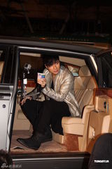 高清组图：古巨基代言食品 香港亮相拍广告