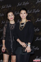 组图：李亚鹏离婚后香港露笑容 刘嘉玲贵妇装扮