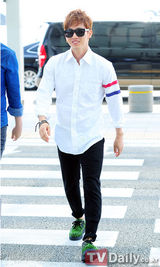 组图：张佑赫清爽亮相机场 飞赴台湾举行粉丝会