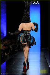 组图：脱衣舞娘蒂塔性感蝴蝶装走秀 展纤腰巨乳