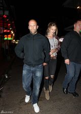 组图：查宁携妻前往新酒吧 斯坦森带女友捧场