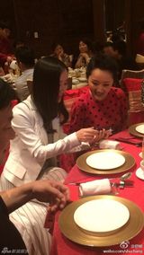 组图：43岁杨钰莹不老传奇 与舒畅合影似少女