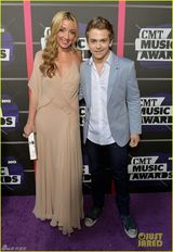 组图：群星亮相乡村奖红毯 泰勒裸背妮可秀恩爱