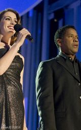 安妮-海瑟薇和丹泽尔-华盛顿主持诺贝尔奖音乐会