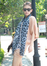 组图：贾青街拍LOOK 裸色连衣短裙搭豹纹围巾