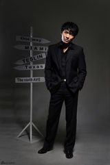 组图：刘小辉帅气写真 尽显绅士魅力