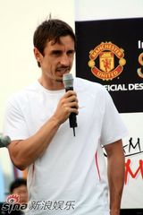 幻灯图集：Rain和曼联选手参加青少年慈善足球活动