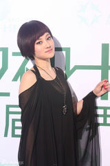 组图：牛丽燕透视装亮相旅游卫视十周年庆典